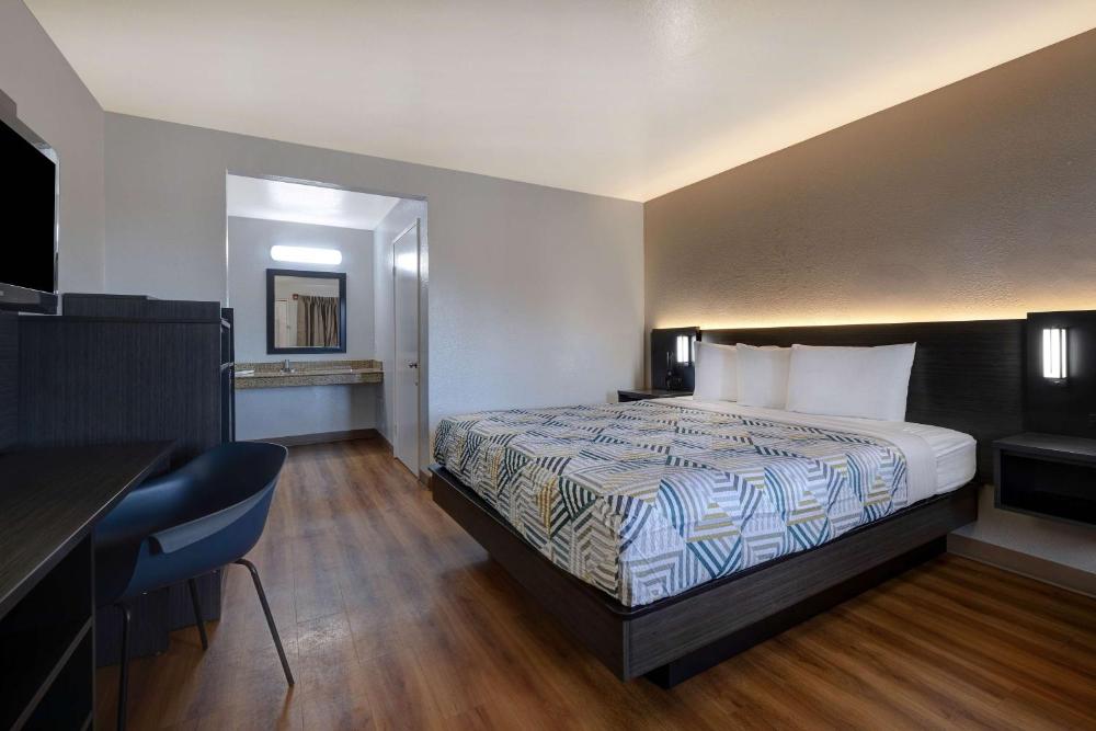 Queen Room - Non-Smoking interior